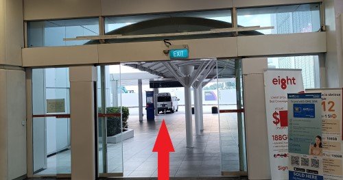 从另一边的侧门出去。