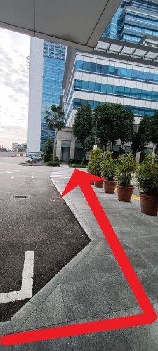 左转然后过斑马线。