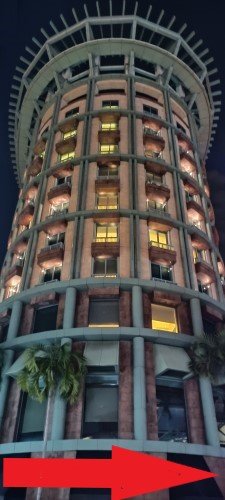 迈克尔酒店前右转进入 AVE8。