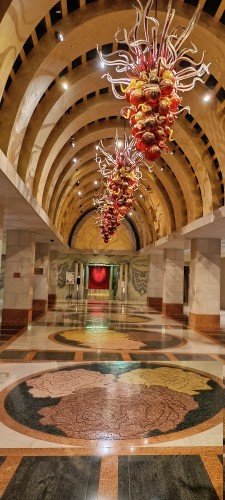 康乐福豪华酒店内的美丽的灯光和瓷砖。