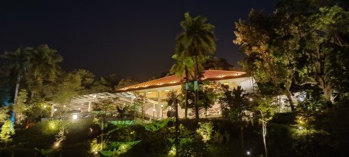 瞭望环路附近欣赏 1-Flowerhill 餐厅。