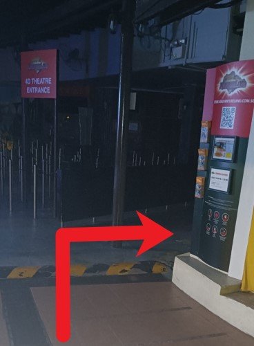 在第一个右转弯处右转并靠右行驶。