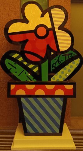 欧芮酒店前的盆花。