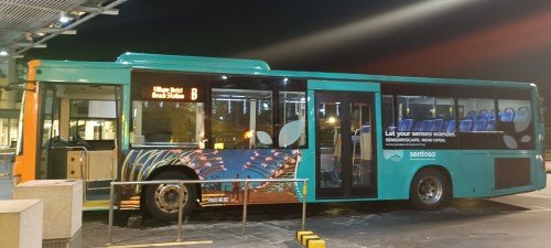 在海滩转换站乘坐免费的圣淘沙巴士 B 到圣淘沙安曼纳圣殿度假村对面的巴士站。