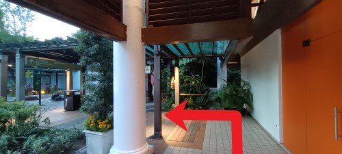 左转进入左侧的遮蔽走道。