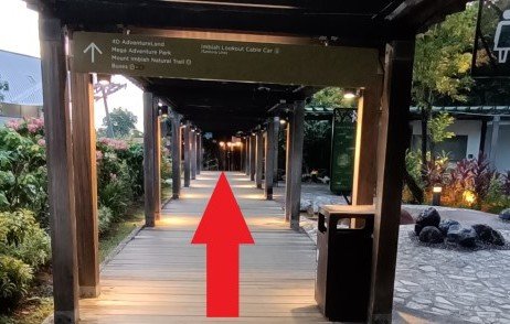 继续沿着人行道前行，同时寻找沿途右侧的景点。