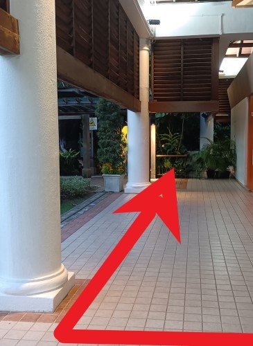 右转并继续沿着建筑物侧面行走。