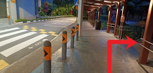 在斑马线处右转进入有遮蔽的人行道。