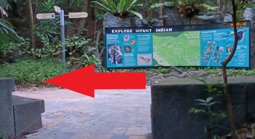 从英比亚山自然步道入口步行回去，穿过巨石入口，经过探索英比亚山的标志，朝着英比亚瀑布和超级冒险乐园的方向走。