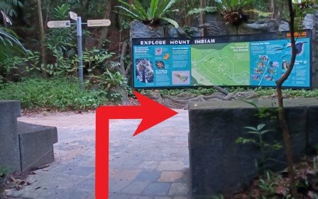 到达探索英比亚山标志后，右转探索巨石入口和英比亚山自然步道入口。