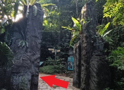 探索英比亚山标志旁的巨石入口。