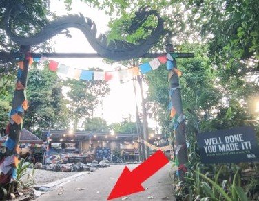 走出入口然后走上马路。