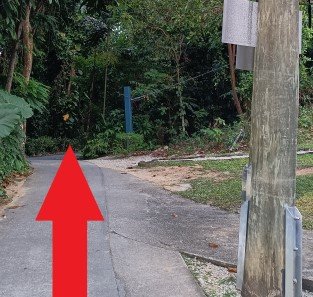 沿着塔洛克塔旁边的人行道走。