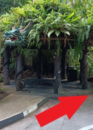 靠左走，沿着龙亭旁边的道路走。