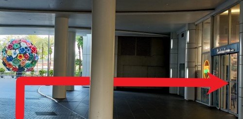 走向花树雕塑然后右转进入 HarbourFront Centre 港湾中心侧门。