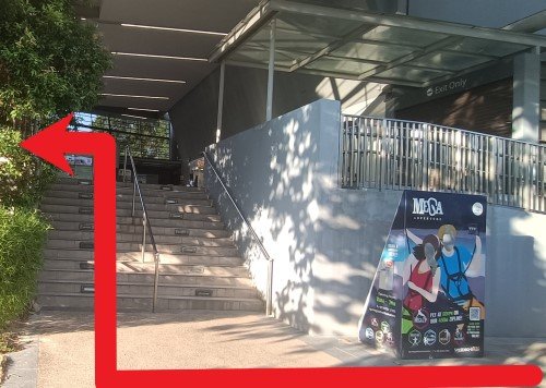 在西乐索角站楼梯处右转，上楼梯然后左转并靠左行驶。