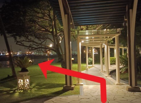 在拱门处左转然后朝水边走。"