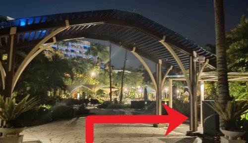 向拱门走回去，右转并沿着有遮蔽的走道行走。