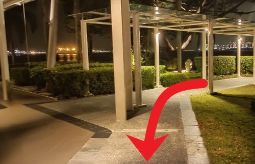 从有遮蔽的走道走向无遮蔽的走道。