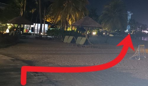 从无遮蔽的走道走向海滩，然后朝西乐索海滩走去。