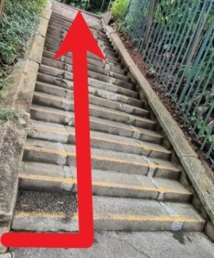 走左边的另一段楼梯。