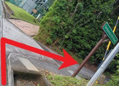 继续行走，右转进入色拉蓬山路，然后步行上色拉蓬堡。