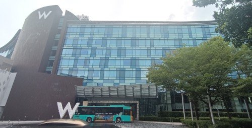 从 W 酒店乘坐圣淘沙巴士 B 到巴拉湾海滩巴士站。