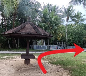 径直走过亭子，然后右转并沿着人行道走。