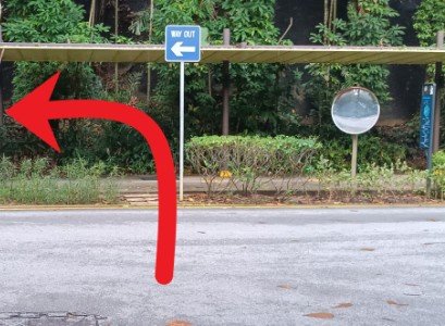 穿过丹戎海滩步道，左转并沿着有遮蔽的走道行走。