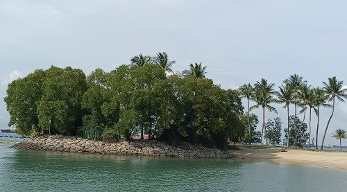 岩石和森林标志着丹戎海滩的尽头。