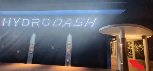 经过左侧的水力冲刺大楼并沿着有遮蔽的走道行走。