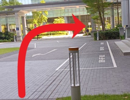 步行至有遮蔽的走道，右转然后继续行走。