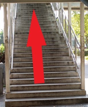 要去声音路小贩中心，请到巴士站的尽头，上天桥。