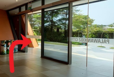 右转离开大楼。