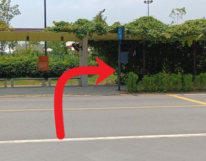 穿过马路到达海滩班车站，右转，沿着有遮蔽的走道行走。