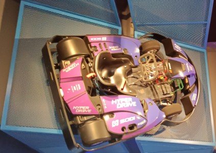 超速驾驶大厅的镀金卡丁车。