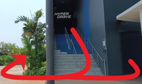 乘坐电梯或楼梯从超速驾驶大楼下来，然后右掉头前往巴拉望海滩。