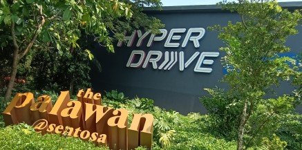 面对 HYPER DRIVE 和 palawan@sentosa 标志。