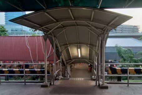 Stairs connecting 14009 HarbourFront Bus Interchange at Seah Im Rd to Seah Im Food Centre.