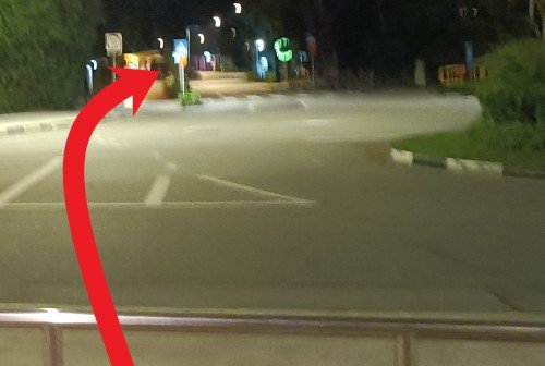 过马路到巴​​士站对面，在无遮蔽人行道右转，沿着无遮蔽人行道走到有遮蔽人行道，然后继续沿着有遮蔽人行道行走。