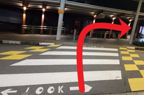 过斑马线到达遮蔽行人道，右转沿着遮蔽行人道前往花柏山线圣淘沙站 。