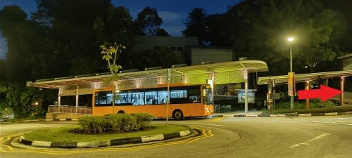 在英比奥山顶巴士站下车，右转并沿着有遮蔽的人行道前往圣淘沙站。