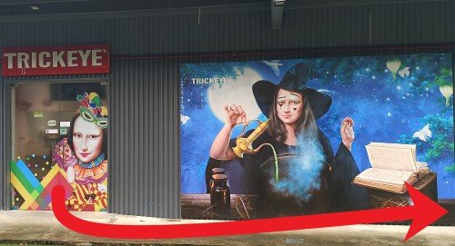 玩完特麗愛3D美術館后，从特麗愛3D美術館入口出来，左转，沿着有盖人行道走。