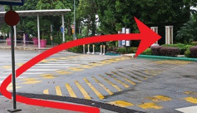 左转走到第二条斑马线，右转，过斑马线，靠右行驶进入圣淘沙香格里拉大酒店的停车场入口。