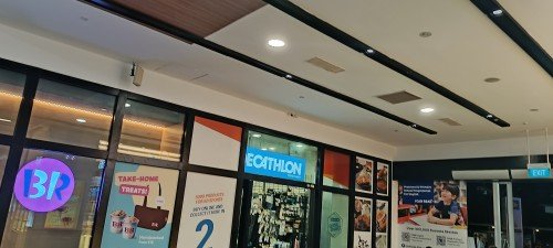 右转并退出中峇鲁广场。