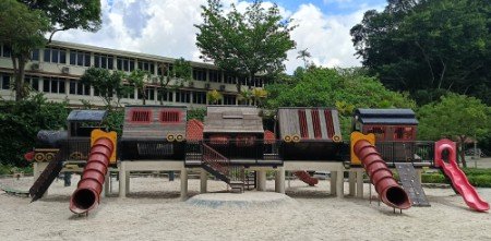 中峇鲁公园的倾斜火车操场。