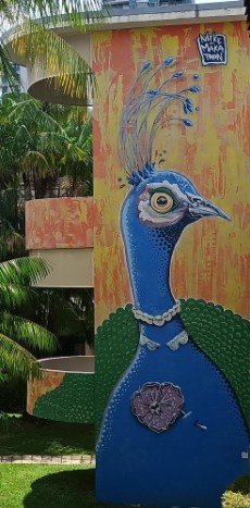 中峇鲁市场的孔雀壁画由艺术家迈克·马卡特隆 (Mike Makatron) 。