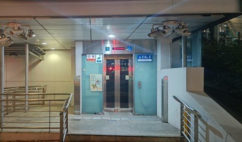 乘坐电梯从地面层到达售票大厅层。