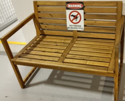 警告：禁止小便！请保持礼貌！] 公园椅子。