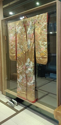 位于英云街 1 号的大阪 81 酒店大堂展示的和服。